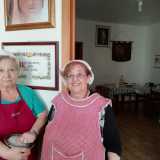 Giuseppina e Angela, munite di grembiule...